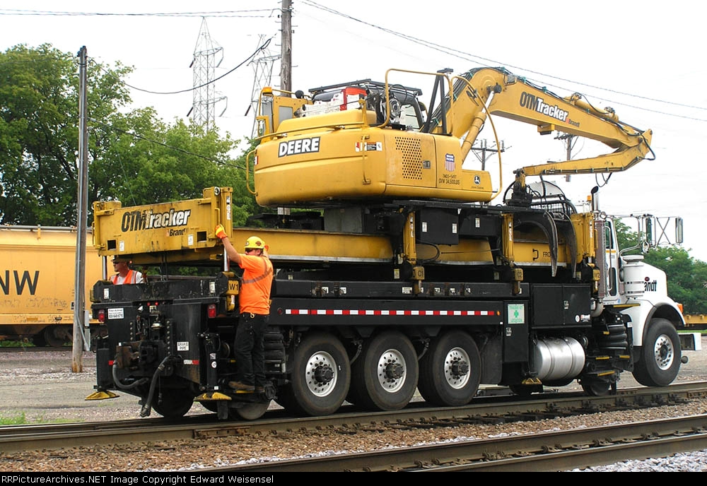 Wanna lift? UP83089 Brandt OTM w/ Deere TMDS 5497 tie/rail picker